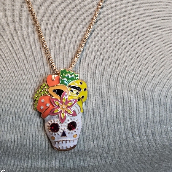NWT WHITE SUGAR SKULL STATEMENT NECKLACE - Picture 1 of 2